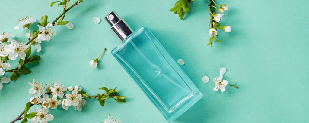 Ako si vybrať parfum na jar: svieže vône pre prebúdzajúcu sa prírodu.